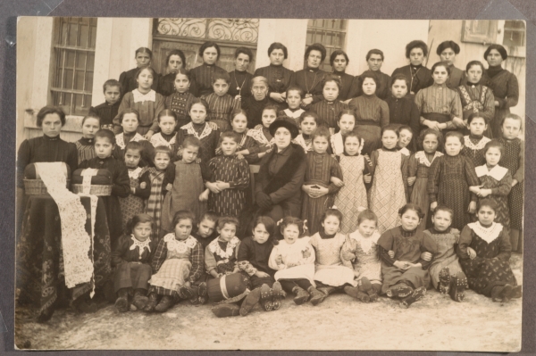 Merlettaie Imperial Regie della Scuola di pizzi di Javrè nel 1915